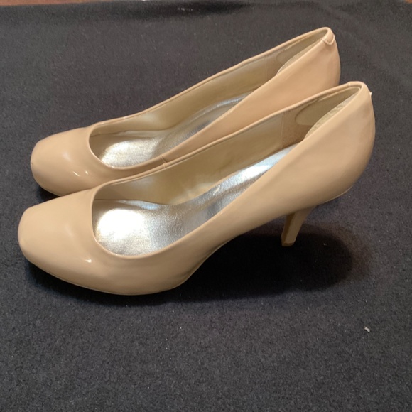 Shoes, tan patent leather heels - Picture 2 of 4